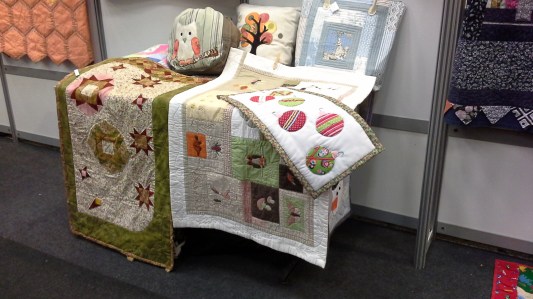 Ζινέτ Ορφανουδάκη, Μαίρη Καλεμκερή Πάνω στο τραπέζι διαγώνια: Κατερίνα Σωτηροπούλου  Στον τοίχο: Γιώτα Αργυροπούλου